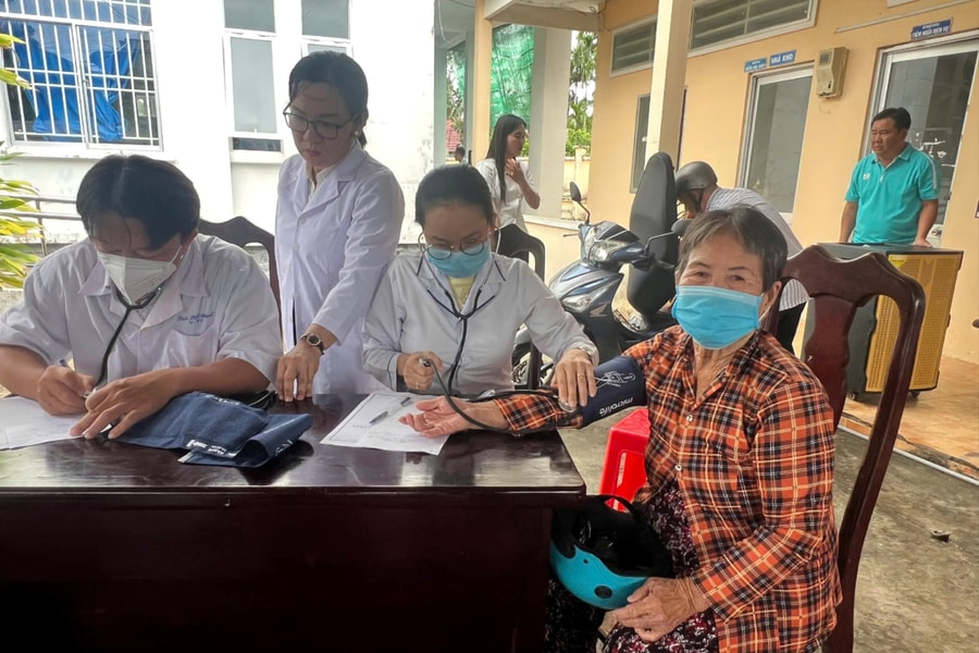 Cà Mau ra quân khám sức khỏe cho người dân