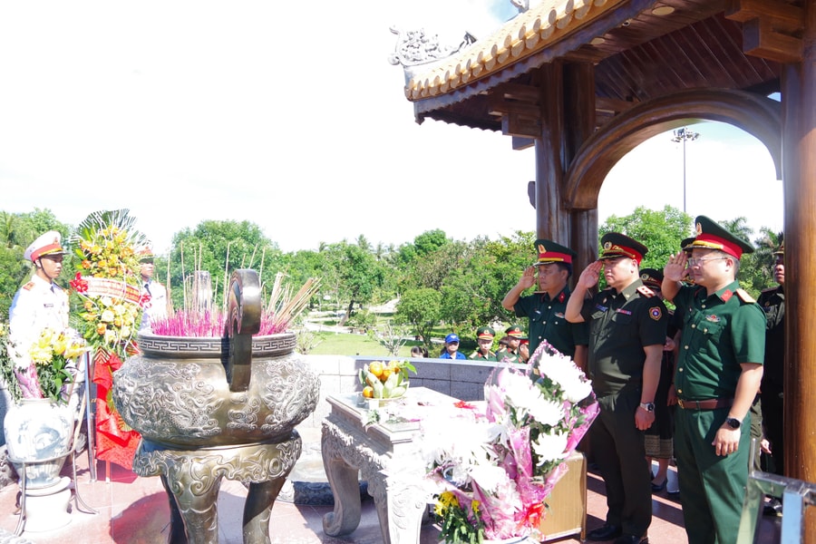 Đoàn sĩ quan trẻ Quân đội nhân dân Lào tri ân các Anh hùng liệt sĩ tại Thành Cổ Quảng Trị
