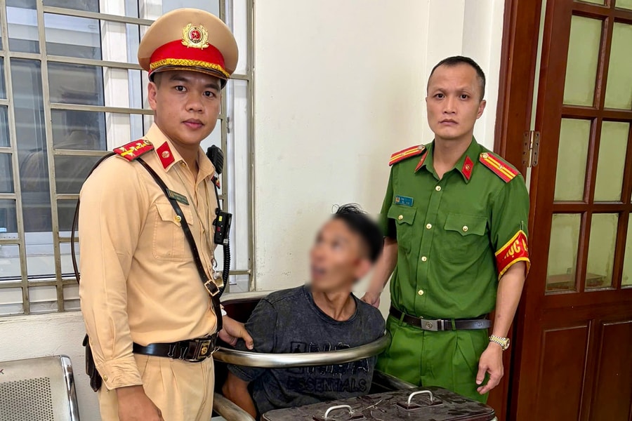 Hà Nội: Kịp thời khống chế người đàn ông có biểu hiện bất thường, đập phá tài sản trên phố