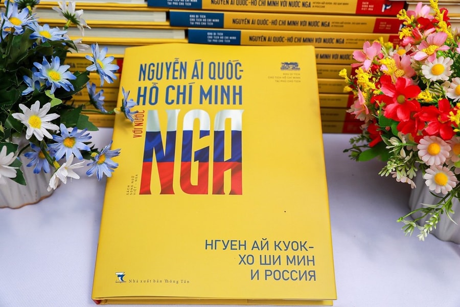 Ra mắt sách ảnh “Nguyễn Ái Quốc - Hồ Chí Minh với nước Nga”