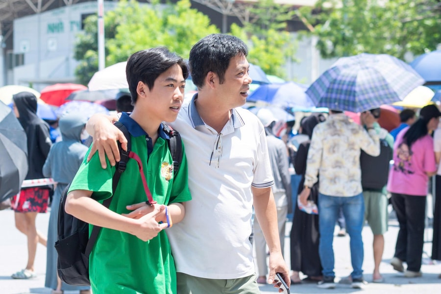Đề thi Toán vào 4 trường chuyên Hà Nội: Nhiều thí sinh than "khó", dự đoán chỉ đạt 5 - 6 điểm