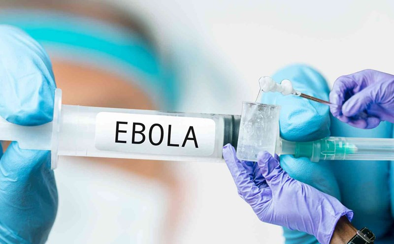 Bác sĩ chỉ “2 phút vàng” ngăn chặn nguy cơ lây nhiễm Ebola