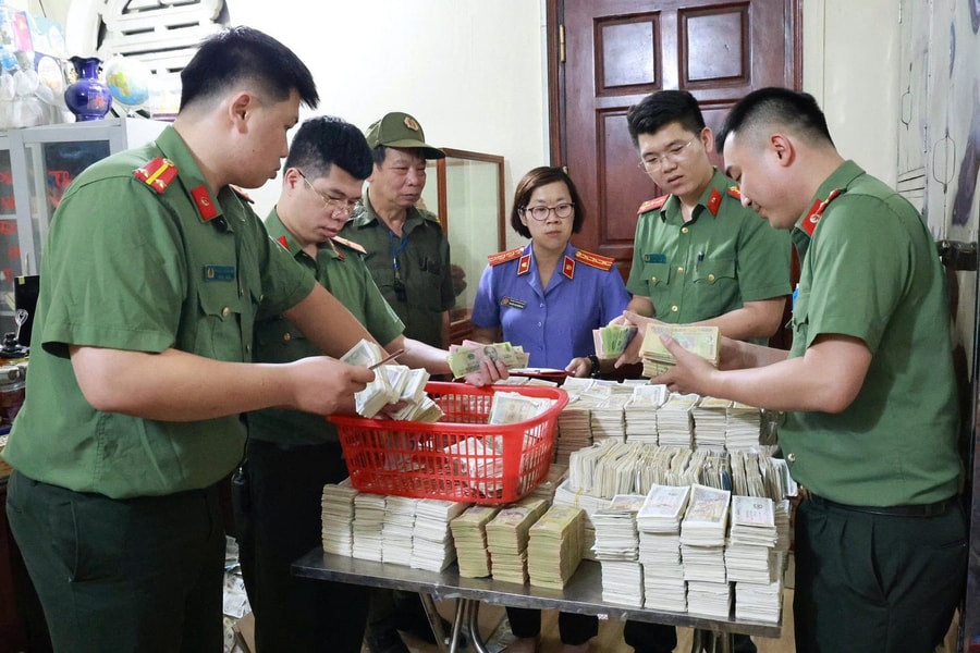 Khởi tố 3 đối tượng thu lợi bất chính tiền công đức tại đền Kỳ Cùng