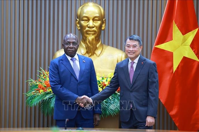 Thủ tướng Lê Minh Hưng tiếp Bộ trưởng Ngoại giao Cộng hòa Angola Téte António