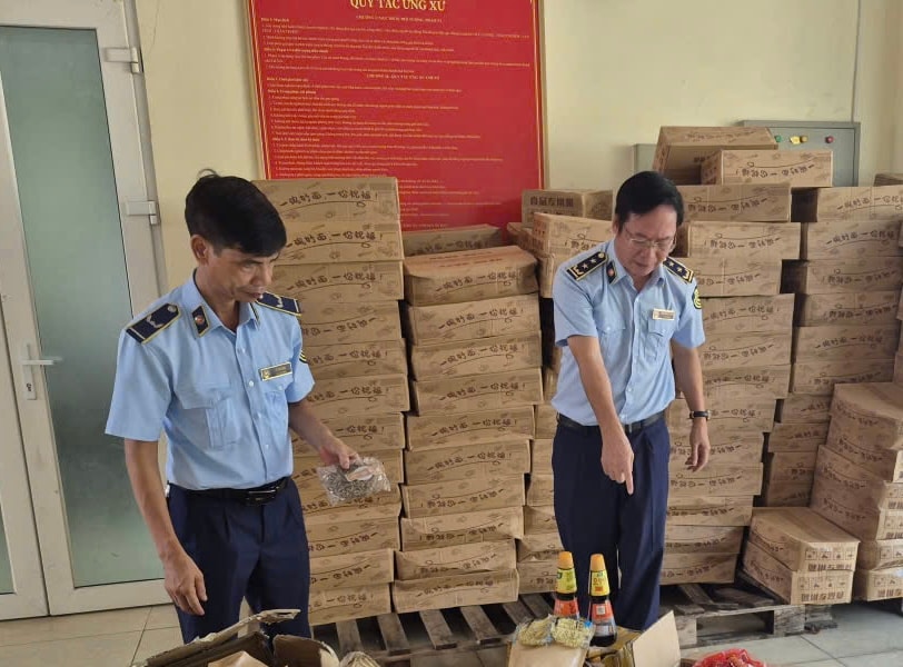 Hà Nội: Đội Quản lý thị trường số 7 giám sát tiêu hủy lô thực phẩm nhập lậu trị giá hơn 328 triệu đồng