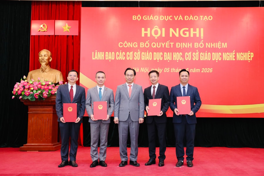 Bộ trưởng trao quyết định bổ nhiệm lãnh đạo Trường Đại học Hà Nội