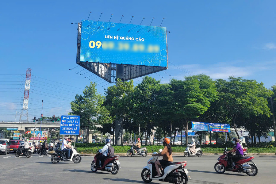 TP. Hồ Chí Minh: Xử lý trụ quảng cáo ngoài trời vi phạm kết cấu hạ tầng đường bộ