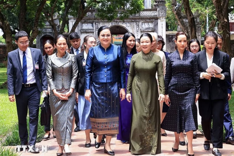 Phu nhân Thủ tướng Lê Minh Hưng cùng Phu nhân Thủ tướng 3 nước tham gia hoạt động giao lưu văn hóa