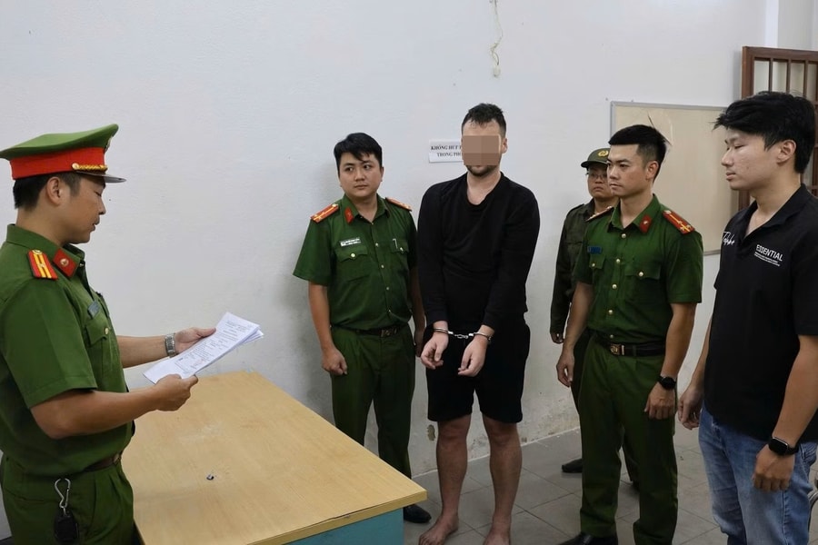Bắt tạm giam đối tượng người nước ngoài đập phá quán cà phê giữa trung tâm thành phố Đà Nẵng