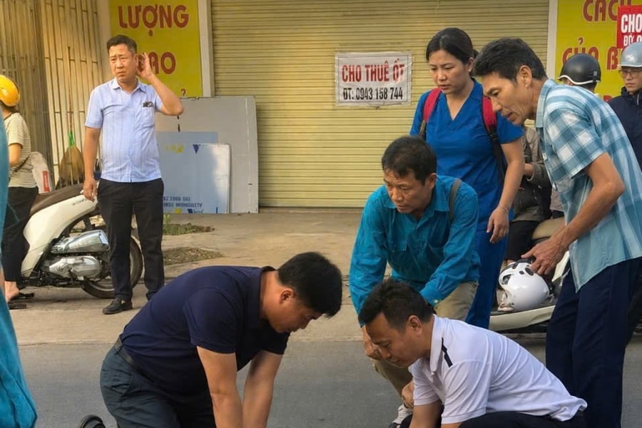 Bác sĩ ép tim cứu nạn nhân bất tỉnh trên quốc lộ sau giờ tan ca