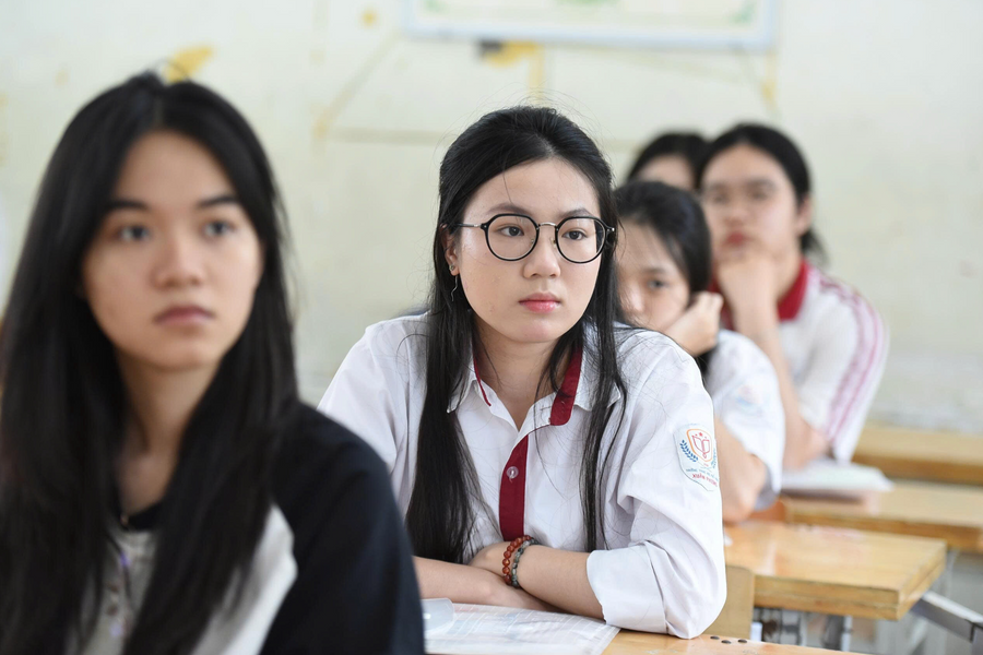 Nụ cười xen lẫn hồi hộp của các sĩ tử trước giờ "G" thi tốt nghiệp THPT 2026