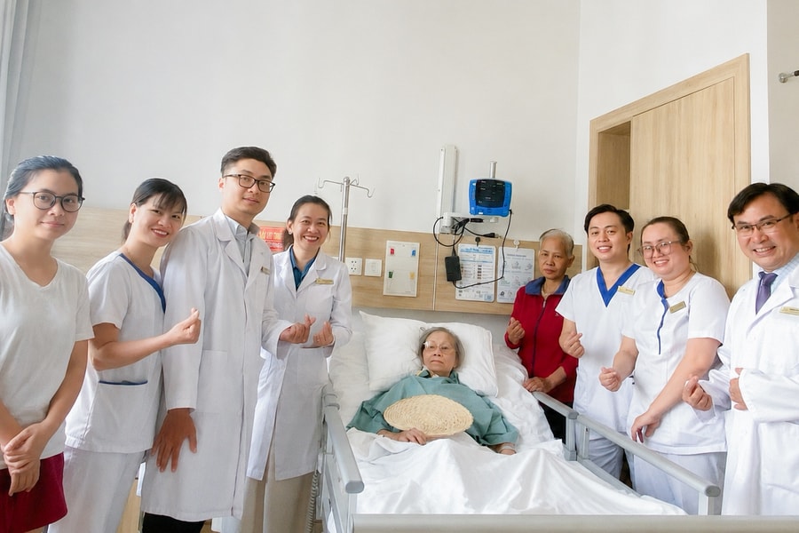 Cứu sống hai cụ bà U90 và U100 tuổi bị đột quỵ nhồi máu não nghiêm trọng
