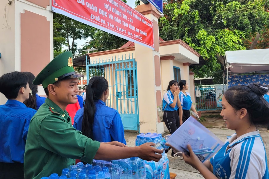 Các đơn vị Biên phòng tỉnh An Giang chung tay tiếp sức mùa thi