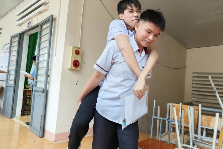 Cõng bạn đến phòng thi
