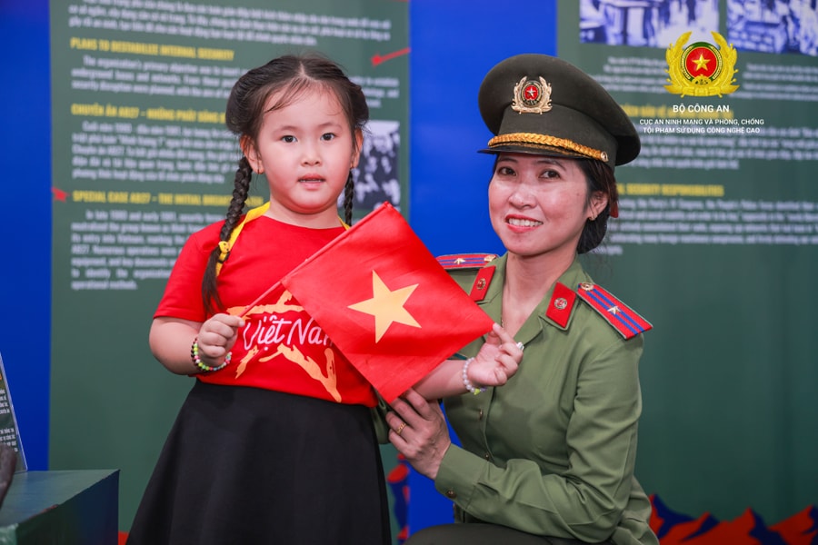 Hàng chục nghìn người hào hứng trải nghiệm “Bức tường An ninh mạng” tại phố đi bộ Nguyễn Huệ