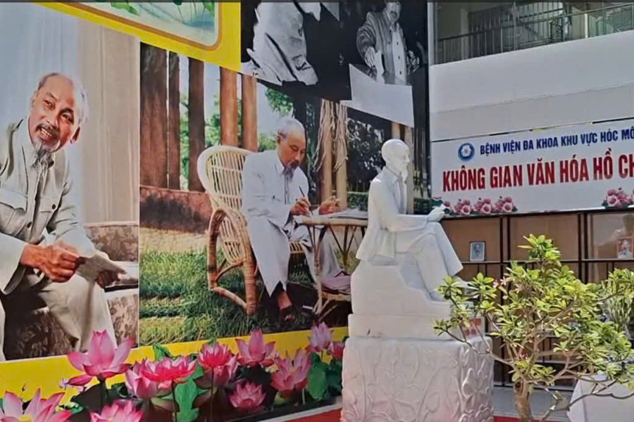 Đặt tượng Bác Hồ tại không gian văn hóa Hồ Chí Minh tại Bệnh viện Đa khoa khu vực Hóc Môn