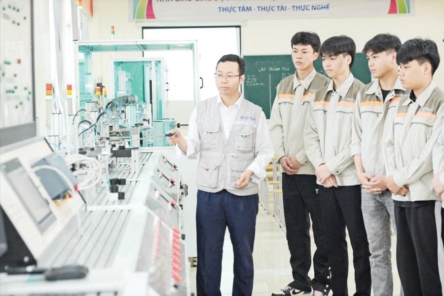 Phát triển nhân lực chất lượng cao đáp ứng tiêu chuẩn toàn cầu