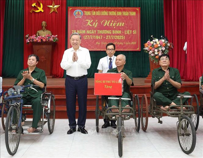 Tặng quà cho người có công dịp kỷ niệm 79 năm Ngày Thương binh - Liệt sĩ