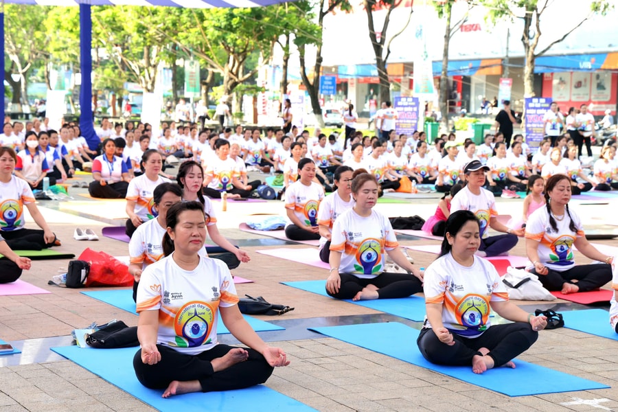 Đồng diễn Yoga nhân Ngày Quốc tế Yoga lần thứ 12