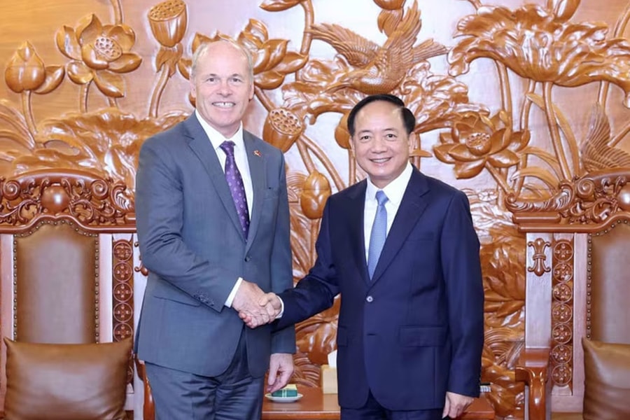 Trưởng Ban Tuyên giáo và Dân vận Trung ương tiếp Đại sứ Canada tại Việt Nam