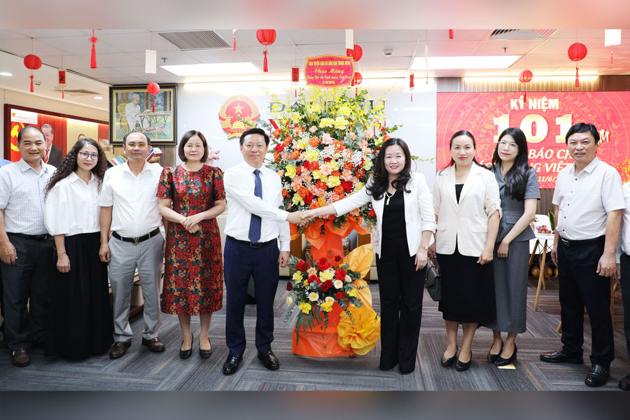Phó Trưởng Ban Tuyên giáo và Dân vận Trung ương Trần Thanh Lâm thăm, chúc mừng Báo Đại biểu Nhân dân