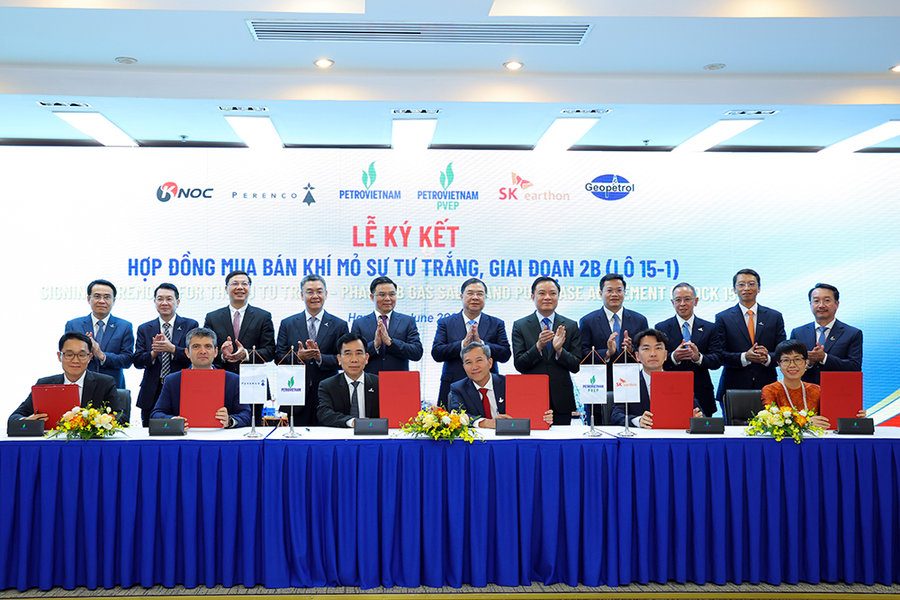 Petrovietnam ký kết hai hợp đồng dầu khí quan trọng