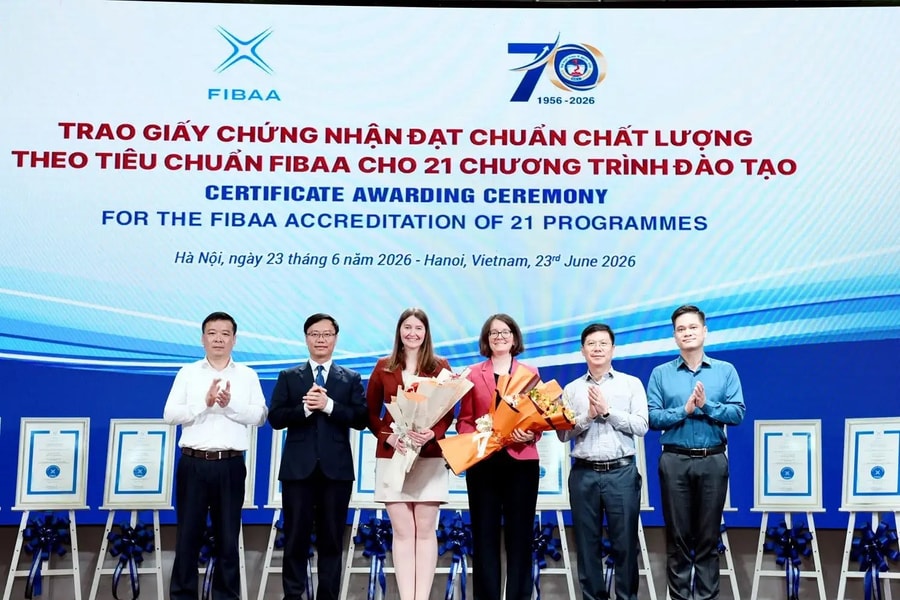 Đại học Kinh tế Quốc dân có thêm 21 chương trình đào tạo đạt chuẩn chất lượng quốc tế FIBAA