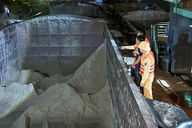 Lén lút bốc dỡ cát trái phép trong đêm, chủ bến và thuyền trưởng lĩnh phạt nặng