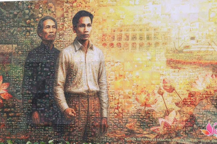Đồng Tháp: Gìn giữ bức tranh "Bác Hồ và thân phụ" làm từ 15.000 đóa hoa sen trong 100 năm