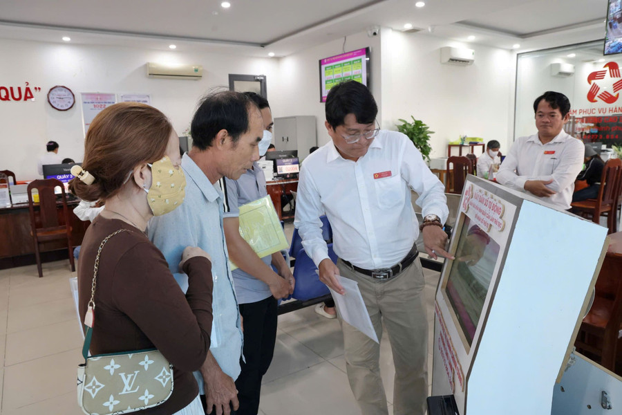 Đồng Tháp: Phường Cao Lãnh lập tổ công vụ lưu động, đến khu dân cư hỗ trợ người dân làm giấy tờ