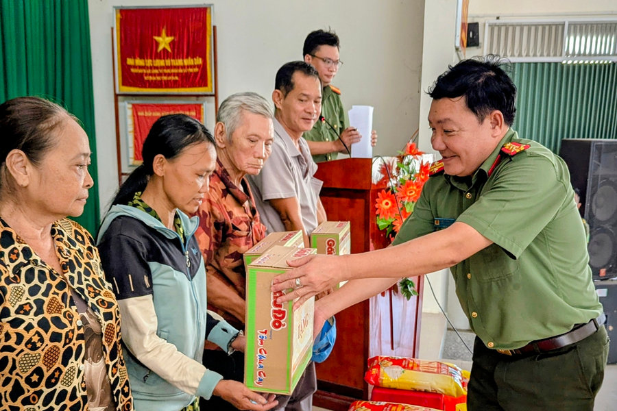 Cục Ngoại tuyến phối hợp Công an An Giang tổ chức chương trình "Nghĩa tình với Nhân dân"