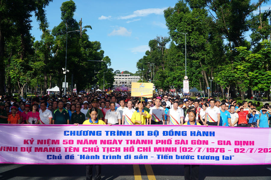 Hơn 5.000 người đi bộ đồng hành chào mừng 50 năm TP. Hồ Chí Minh vinh dự mang tên Bác