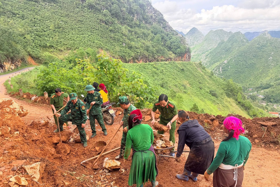 Tuyên Quang: Lực lượng Công an cơ sở liên tiếp hỗ trợ Nhân dân khắc phục hậu quả mưa lớn