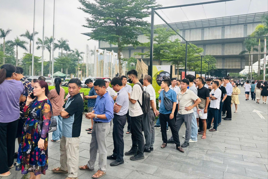 Người dân xếp hàng chờ tham quan