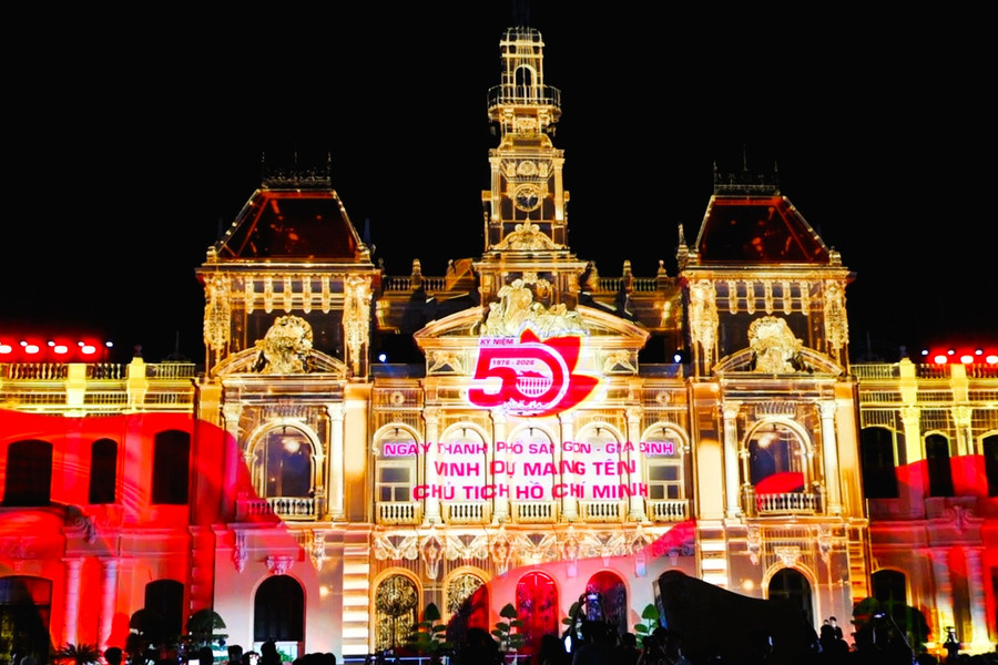 Mãn nhãn màn 3D Mapping mừng 50 năm thành phố mang tên Bác