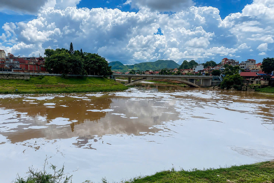 Công an tỉnh Lạng Sơn vào cuộc xác minh bọt trắng tại cửa xả ra sông Kỳ Cùng