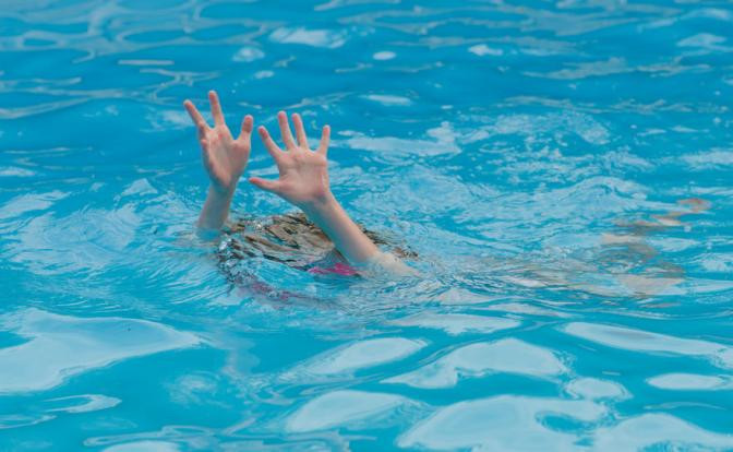 Bé 6 tuổi ngừng tim khi học bơi, bác sĩ cảnh báo cách sơ cứu sai lầm