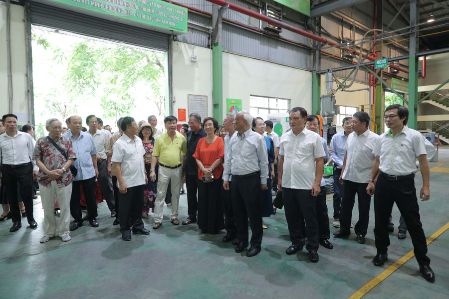 Câu lạc bộ Cựu đại biểu Quốc hội thăm Công ty Cổ phần Nhựa Thiếu niên Tiền Phong