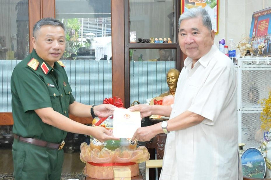 An Giang: Tổng Cục Chính trị thăm, tặng quà Thượng tướng Bùi Văn Huấn