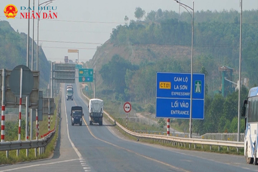 Tạm dừng lưu thông ban đêm trên cao tốc Cam Lộ - La Sơn để bảo đảm an toàn thi công mở rộng lên 4 làn xe