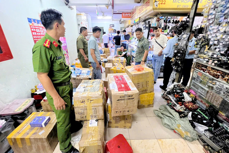 TP. Hồ Chí Minh: Phát hiện nhiều hàng hóa vi phạm tại chợ Nhật Tảo