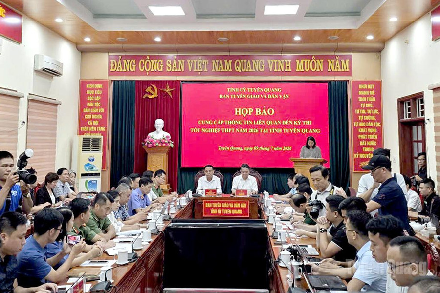 Vụ điểm 10 Toán bất thường ở Tuyên Quang: Cán bộ vào phòng thi nhắc bài cho thí sinh