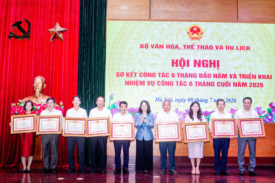 Xây dựng môi trường văn hóa lành mạnh, phát triển con người Việt Nam toàn diện