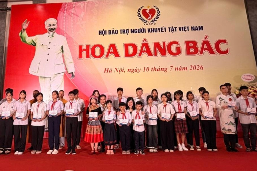 Chương trình "Hoa Dâng Bác" biểu dương các tấm gương trẻ mồ côi, trẻ bị bỏ rơi tiêu biểu