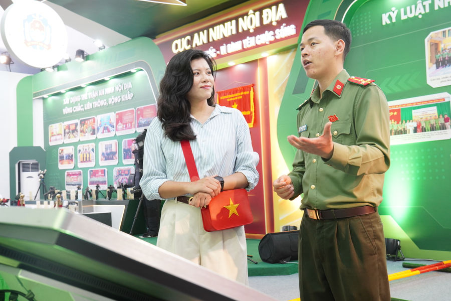 Người dân Thủ đô thích thú trải nghiệm triển lãm kỷ niệm 80 năm Ngày truyền thống lực lượng QQ8823 Online nhân dân