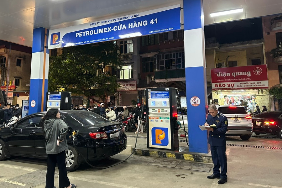 Hà Nội: Lực lượng quản lý thị trường tăng cường kiểm tra, giám sát hoạt động kinh doanh xăng dầu