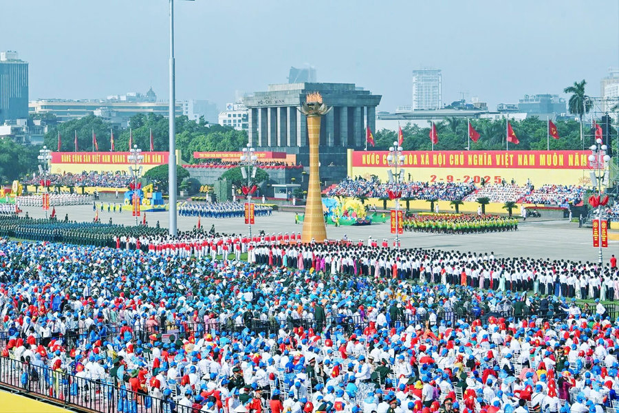 Con người - trung tâm của quỹ đạo phát triển