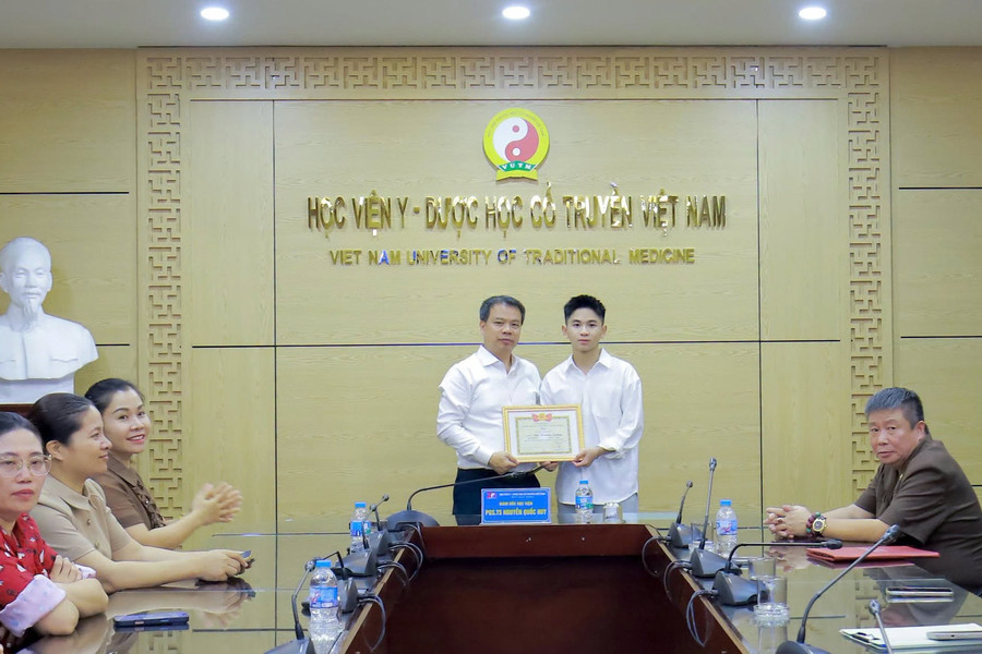 Học viện Y - Dược học cổ truyền Việt Nam khen thưởng nam sinh cứu người