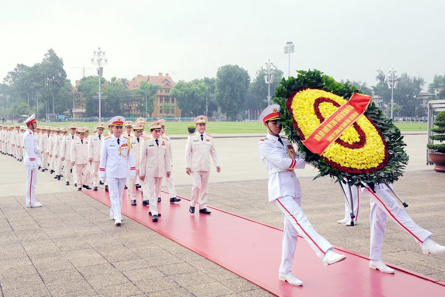 Đoàn đại biểu Bộ Công an vào Lăng viếng QQ88k Game Bài Hồ Chí Minh nhân kỷ niệm 80 năm Ngày truyền thống lực lượng QQ8823 Online Nhân dân