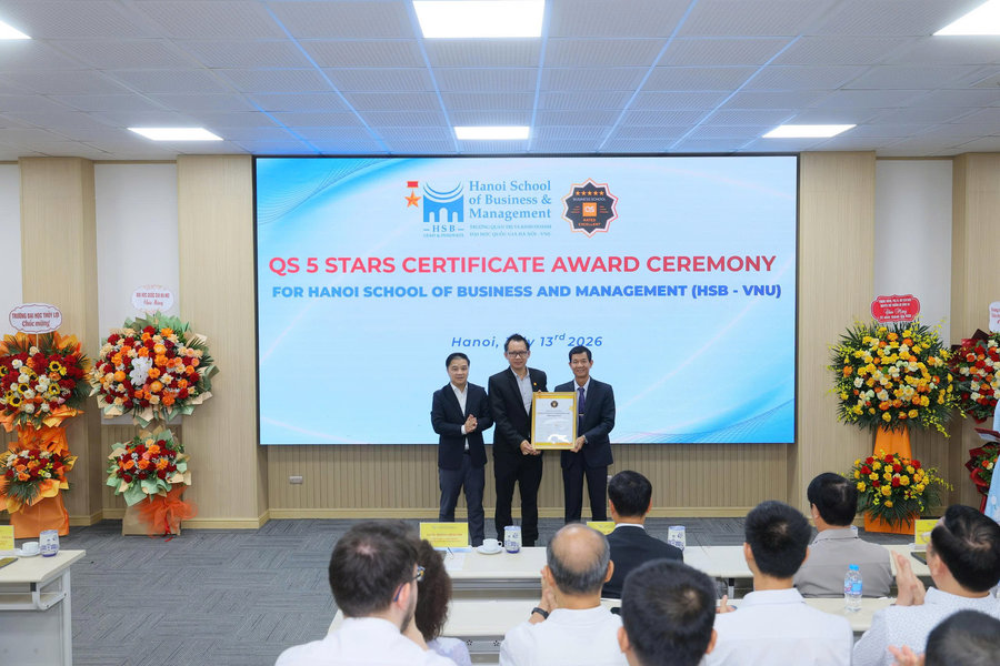Trường Quản trị và Kinh doanh đón nhận chứng nhận xếp hạng quốc tế QS Stars 5 sao